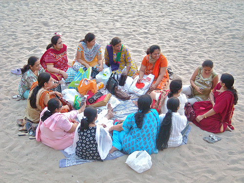beach women circle. Foto de senorhorst jahnsen no Flickr em CC, alguns direitos reservados.