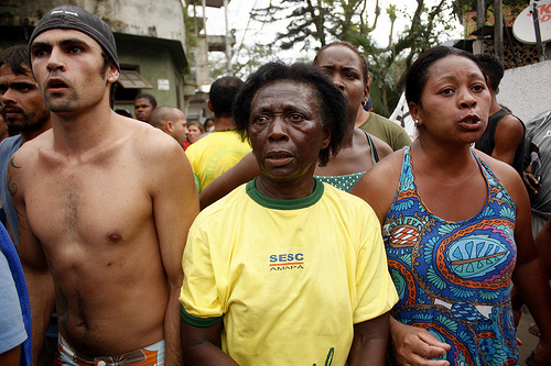 Tentativa de remoção da comunidade da Taboinha no Rio de Janeiro em novembro de 2010. Imagem: Gabinete do Dep Marcelo Freixo em CC
