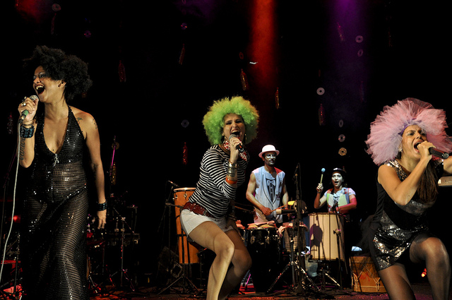 Biscate canta, dança e se diverte. Foto de Talita Oliveira no Flickr em CC, alguns direitos reservados.
