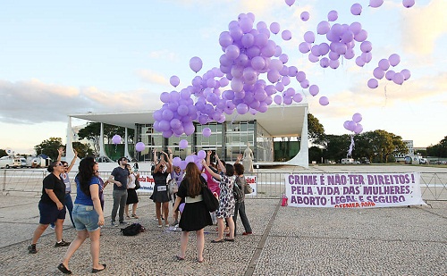 Comemoração em frente o STF. Foto de Sergio Lima/Folhapress.