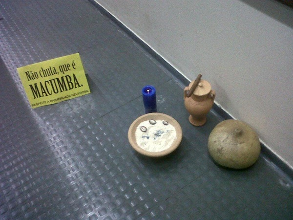 "Não chuta, que é macumba. Respeite a diversidade religiosa". Exposição Holocausto Americano, UNICID, 2011. Foto de Aline Dias.