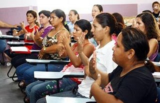 Professores de escolas indígenas de Dourados/MS aprendem como se comunicar em libras. Foto: Aparecido Frota/Revista Nova Escola.