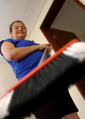 Brasília - A trabalhadora doméstica Ana Vaz Cardoso afirma que sempre teve os direitos assegurados, como carteira de trabalho e FGTS. Foto de Marcello Casal Jr./ABr. 