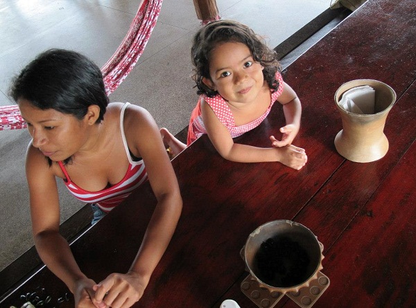Gilmara Alberta e sua filha. Foto de Lirian Monteiro com autorização.