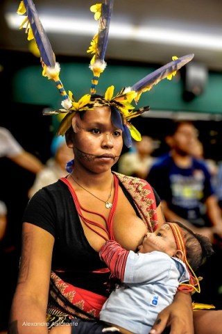 Amamentação durante as manifestações indígenas no Congresso Nacional. Foto de Alexandre Amarante no facebook.