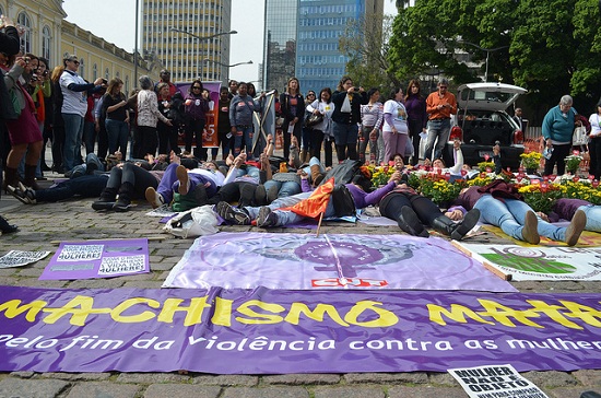 Ato do movimento de mulheres em Porto Alegre. Foto de Cintia Barenho no Flickr em CC, alguns direitos reservados.