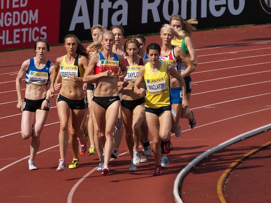 Corredoras da prova de 1500 metros. Foto de William Warby no Flickr em CC, alguns direitos reservados.