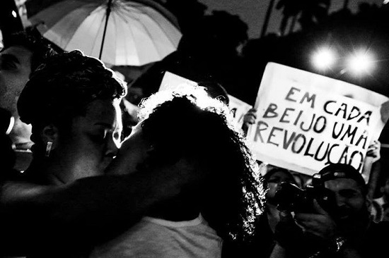 'Em cada beijo, uma revolução'. Foto de BeijATO no Facebook.