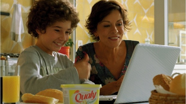 Cena de propaganda recente da margarina Qualy, que mostra o relacionamento de uma mãe com dois filhos.