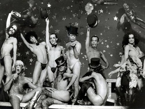 Grupo Dzi Croquettes chocou e encantou público e artistas da década de 70, e após ser censurado pela ditadura militar caiu nas graças da vanguarda parisiense. Foto: Acervo CPDoc JB.