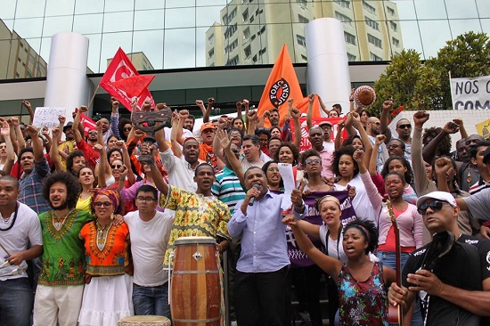 Protesto em frente ao Tribunal de Justiça do Paraná. Foto de Uanilla Piveta/APP-Sindicato (2013). 
