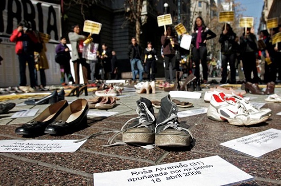 Protesto realizado em Santiago, no Chile, contra violência sexual e doméstica com mulheres. Foto de Santiago Llanquin/AP.