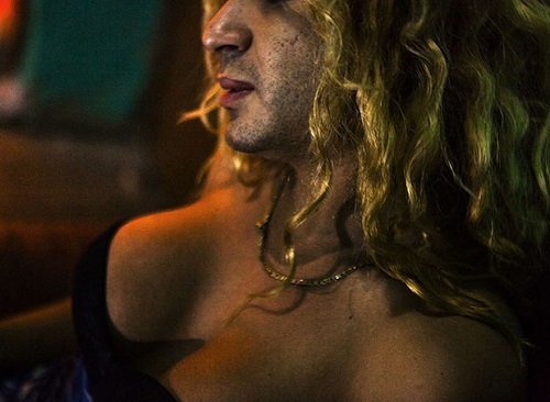 Foto de Ana Carolina Fernandes. Parte da série fotográfica: "Mem de Sá, 100”. O projeto nasceu depois de quase três anos de observação da rotina das travestis num casarão antigo na Lapa, no Rio de Janeiro. 