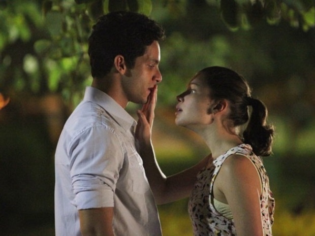 Rafael (Rainer Cadete) e Linda (Bruna Linzmeyer) em cena da novela da Rede Globo 'Amor à Vida'. Foto: Rede Globo/Divulgação.