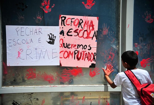 Crianças e educadores do Movimento dos Sem Terra (MST) protestam no Ministério da Educação, para entregar um manifesto sobre o fechamento de escolas rurais nos últimos 12 anos. Foto de Marcelo Camargo/Agência Brasil.