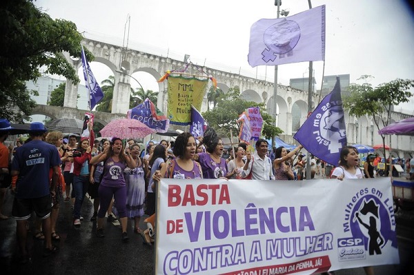 Rio de Janeiro - Na Lapa, integrantes do Bloco Arrastão Feminista defendem os direitos das mulheres e protestam contra a violência. Foto de Tânia Rêgo/Agência Brasil.