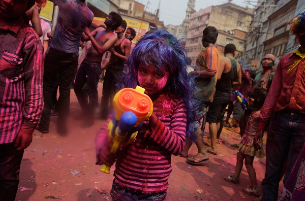 Menina indiana participa das celebrações do Holi, o festival hindu das cores. Foto de Anupam Nath/Associated Press.