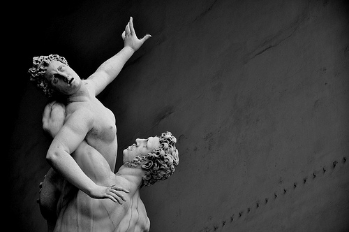 Estátua: O Rapto das Sabinas, de Giambologna, na Loggia dei Lanzi, em Florença, Itália. Foto de thom no Flickr em CC, alguns direitos reservados.