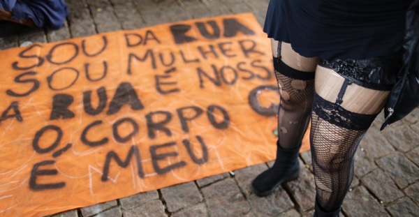 Manifestantes se concentram no vão livre do Masp para a 4° Marcha das Vadias de São Paulo, com o lema "Quem cala não consente!". Foto de Nelson Antoine/Fotoarena/Estadão. 