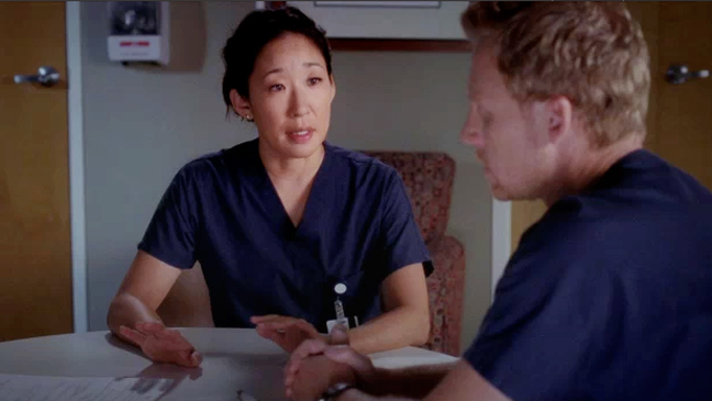 Cena do seriado americano Grey's Anatomy com Cristina (Sandra Oh) e Owen (Kevin McKidd).