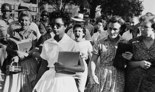 Em 1957, nos Estados Unidos, nove jovens negros  foram selecionados pela direção do principal colégio da cidade, o Central High School, para cumprir a ordem judicial de integração racial no país.  Foto de Will Counts.