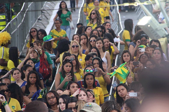 Público feminino era maioria na Fan Fest do Anhangabaú em São Paulo. Foto de Paulo Anshowinhas/UOL.