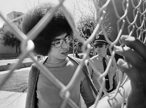 Angela Davis chega ao tribunal em 1972. Foto: Getty Images.