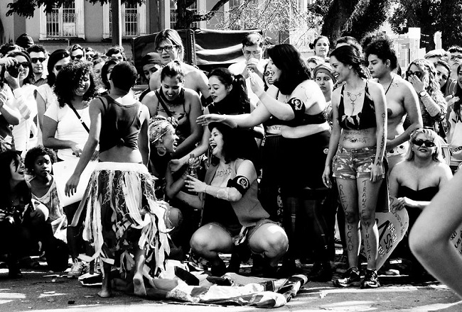 Marcha das Vadias Curitiba/PR - 2014. Foto de Lari Schip no Facebook.