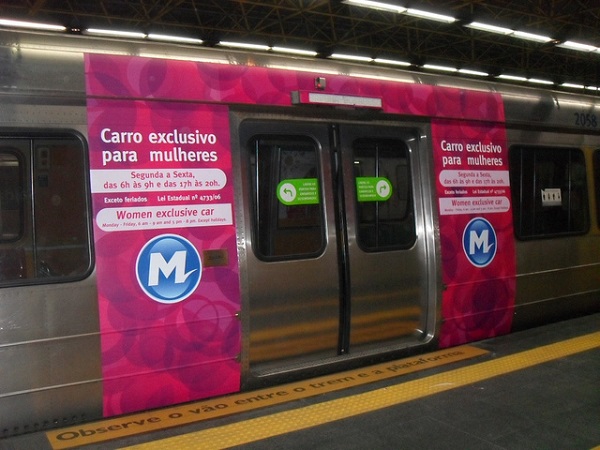 Vagão de metrô exclusivo para mulheres no Rio de Janeiro. Foto de Metrô Rio no Flickr.