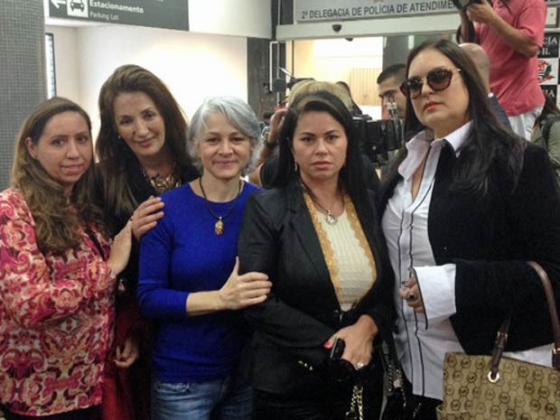Mulheres, vítimas do ex-médico Roger Abdelmassih foram ao aeroporto de São Paulo celebrar sua prisão. Foto de Lívia Machado/G1.