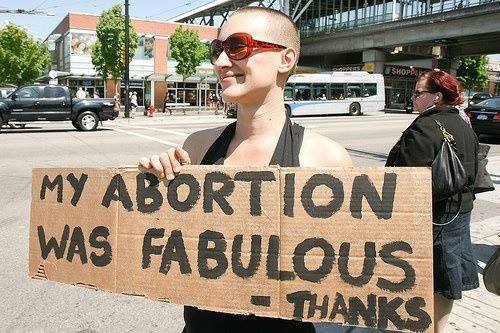 Manifestante a favor do aborto segura cartaz com os dizeres: "Meu aborto foi fabuloso. Obrigada". Imagem: Jess / Tumblr Hostilehottie.