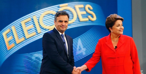 A presidente Dilma Rousseff (PT), candidata à reeleição, e Aécio Neves, candidato do PSDB à Presidência, se cumprimentam ao chegarem ao estúdio da TV Globo, no Rio de Janeiro, nesta sexta-feira (24), antes do último debate do segundo turno das eleições presidenciais, que acontecem neste domingo (26). No debate, Dilma Rousseff (PT) procurou fazer críticas à gestão de Fernando Henrique Cardoso (1995-2002) para desgastar Aécio Neves (PSDB), que escolheu a corrupção para tentar atingir a adversária MAIS Ricardo Moraes/Reuters