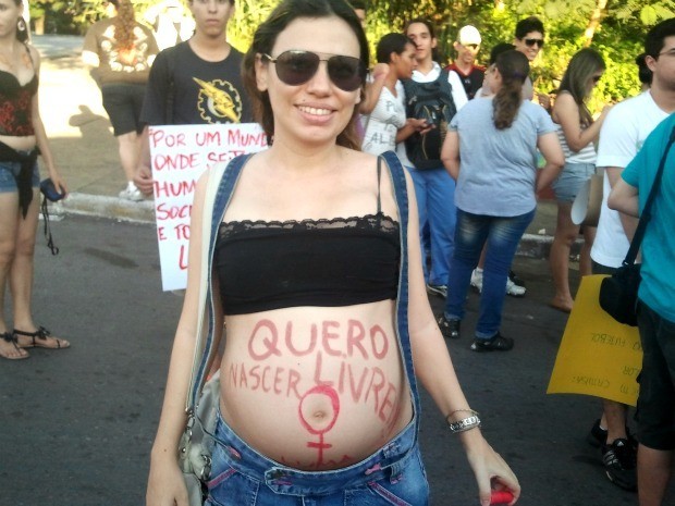 Grávida na Marcha das Vadias de Cuiabá/MT em 2012. Foto de Pollyana Araújo/G1.