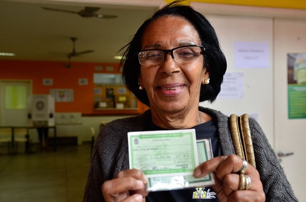 Aposentada, Ana Lúcia da Penha, 68 anos, vota pela segunda vez na vida no Colégio Estadual Jornalista Tim Lopes, no Complexo do Alemão, que é usado pela primeira vez para votação. Foto de Tânia Rêgo/Agência Brasil.