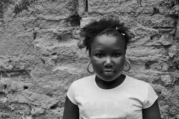 Foto de Anna Laura. Parte do projeto "Pérolas Negras" criado por Raissa Rosa, estudante de 23 anos que  participa da Organização Não Governamental (ONG) Casa Cultural do Morro, em Viçosa (MG).  O Projeto "Pérolas Negras" tem o objetivo de ensinar as meninas-moças do Rebenta Rabicho a cuidarem dos seus cabelos naturais como forma de valorização da identidade negra.