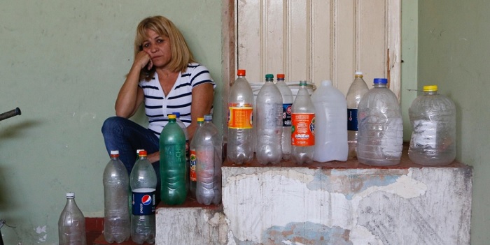 A auxiliar de servicos Eliziete Feitosa Sampaio, 47, mostra as garrafas que junta para ir até a bica buscar água na cidade de Itu (a 101 km de São Paulo). Foto de Moacyr Lopes Junior/Folhapress.