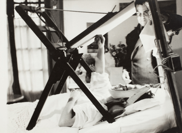 Frida Kahlo pintando na sua cama. Foto de, Anônimo (1940), do Museu Frida Kahlo. Divulgação da exposição 'Frida Kahlo – As suas fotografias'.