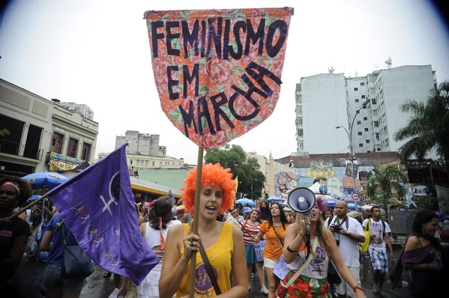 RJ - Em desfile na Lapa, integrantes do Bloco Arrastão Feminista defendem os direitos das mulheres e protestam contra a violência. Foto de Tânia Rêgo/Agência Brasil.