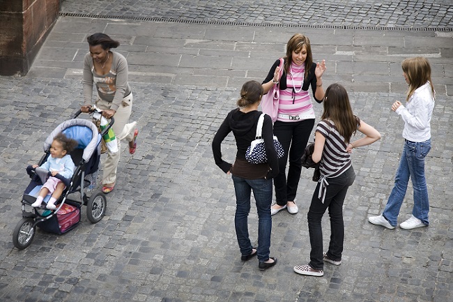 Um grupo de jovens mulheres e uma mulher com um bebê passando ao lado em Dresden,  Alemanha. Foto de Jorge Royan/Wikimedia Commons.