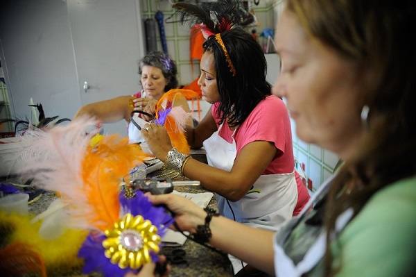 Associação de Mulheres Empreendedoras do Brasil (Amebras) qualifica profissionais para atender escolas de samba e blocos de rua. Foto de Tomaz/Agência Brasil.