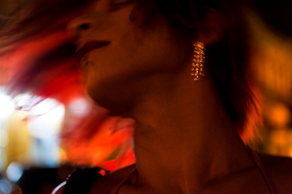 Foto de Ana Carolina Fernandes. Parte do projeto fotográfico "Mem de Sá, 100”, que traz cenas de travestis da Lapa (RJ) em contextos de intimidade.