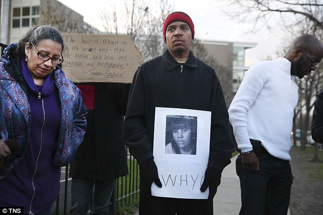 Donald Lightfoot segura um cartaz em apoio a Rekia Boyd, junto a outras pessoas que protestam em Chicago. Abril, 2015. Foto de Nuccio DiNuzzo/Chicago Tribune/TNS via Getty Images.