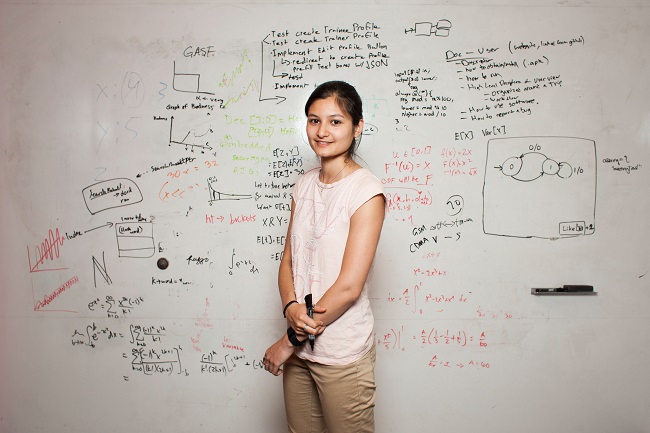 Uma aula introdutória de Ciência da Computação aguçou a curiosidade de Sonja Khan o suficiente para que ela se formasse na área e buscasse uma pós-graduação. Foto de David Ryder/New York Times.