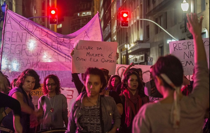 Julho/2014 - Manifestantes em ato contra o "Vagão Rosa" na capital paulista. Foto de Marlene Bergamo/Folhapress.