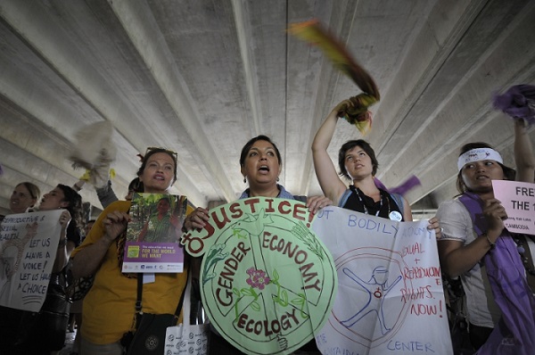 Rio de Janeiro/2012 - Mulheres de vários países fazem protesto no Riocentro, onde acontece a Conferência das Nações Unidas sobre Desenvolvimento Sustentável Rio+20. Foto de Marcello Casal Jr./Agência Brasil.