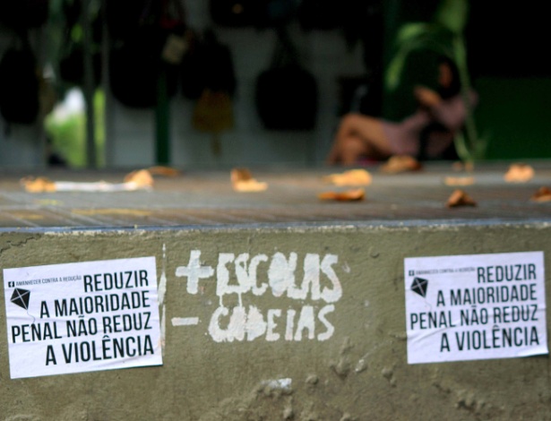 Intervenção com cartazes e pinturas na estação de metrô Botafogo, na zona sul do Rio de Janeiro. Parte do ato "Amanhecer Contra a Redução da Maioridade Penal". Foto de Ellan Lustosa/Futura Press/Futura Press/Estadão Conteúdo.