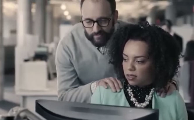 Imagem da Campanha #WhoWillYouHelp, do governo de Ontario, Canadá. A ideia da campanha é mostrar que, enquanto ficamos calados diante da violência contra a mulher, seja ela física ou psicológica, nós estamos ajudando o agressor. Para mostrar isso, o vídeo coloca o espectador em vários cenários em que ele atua como uma testemunha de situações de assédio ou agressão.