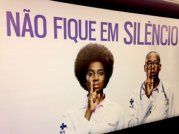 Peça publicitária da campanha "Racismo faz mal à Saúde. Denuncie!" lançada em 2014 pelo Ministério da Saúde e Secretaria de Direitos Humanos. Foto de Natalia Godoy/G1.