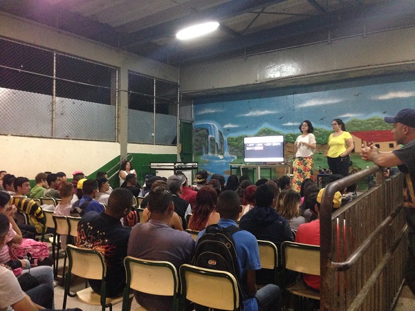 Palestra sobre machismo e racismo em escola do ensino médio. Foto de Cobogó - Curadoria de Inteligência Criativa.