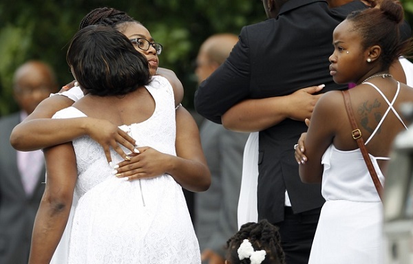 Mulheres lamentam a morte de Sandra Bland na DuPage African Methodist Episcopal Church na cidade americana de Lisle. Foto de AP Photo/Christian K. Lee.